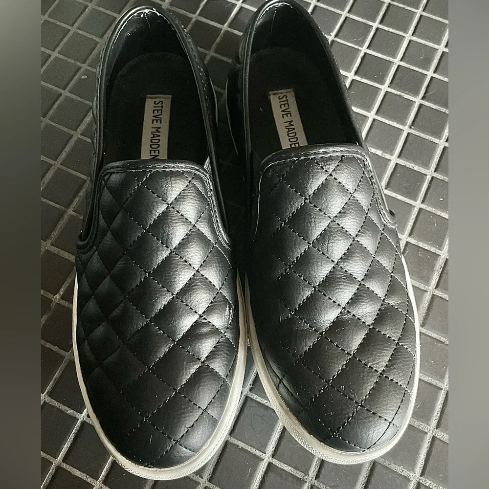 Steve Madden Ecentrcq Patent Leather Quilted Black Slip On Flat Shoes - Picture 7 of 11